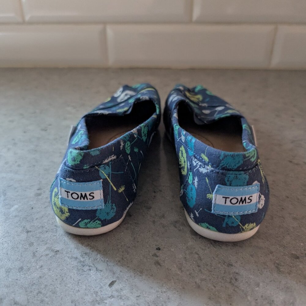 TOMS Blue Canvas Slip-On Flats – Dandelion Print – Size W6